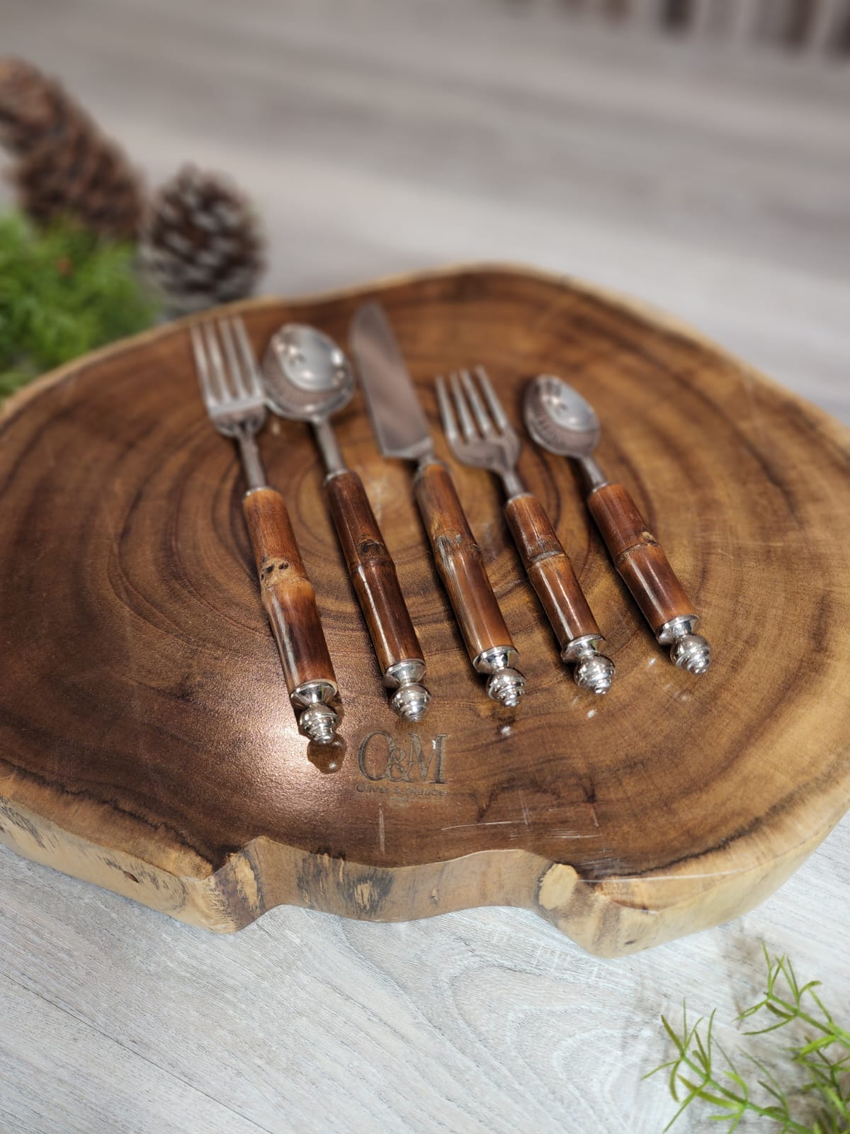LA MADERA DE BAMBÚ Flatware Set
