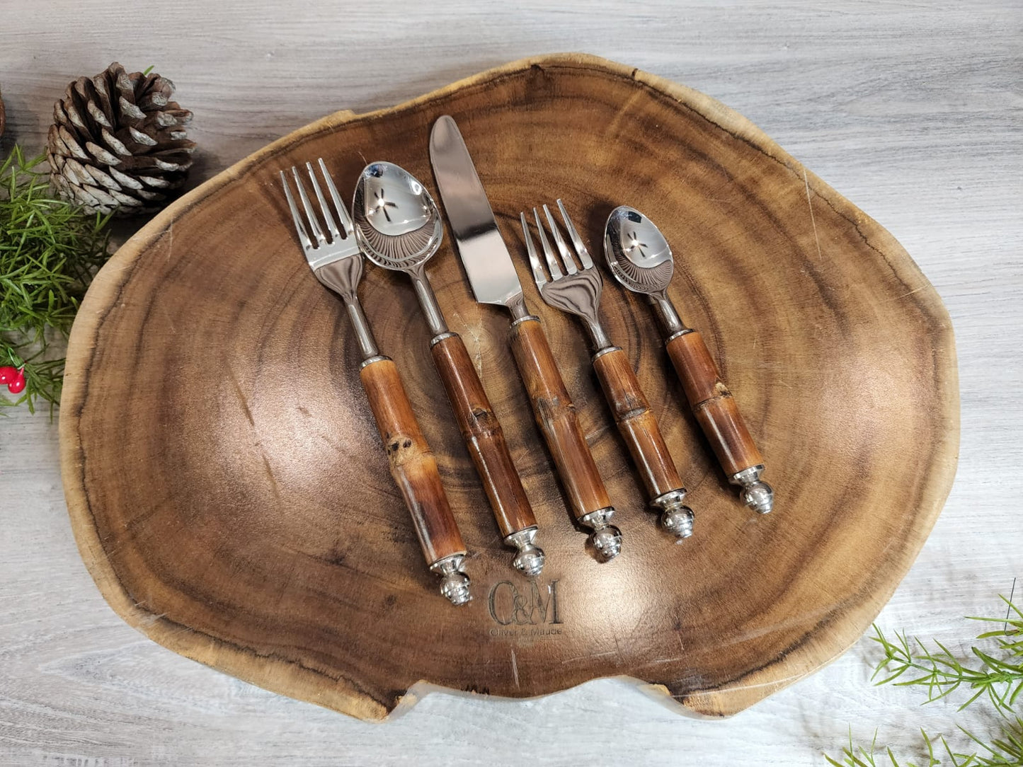 LA MADERA DE BAMBÚ Flatware Set