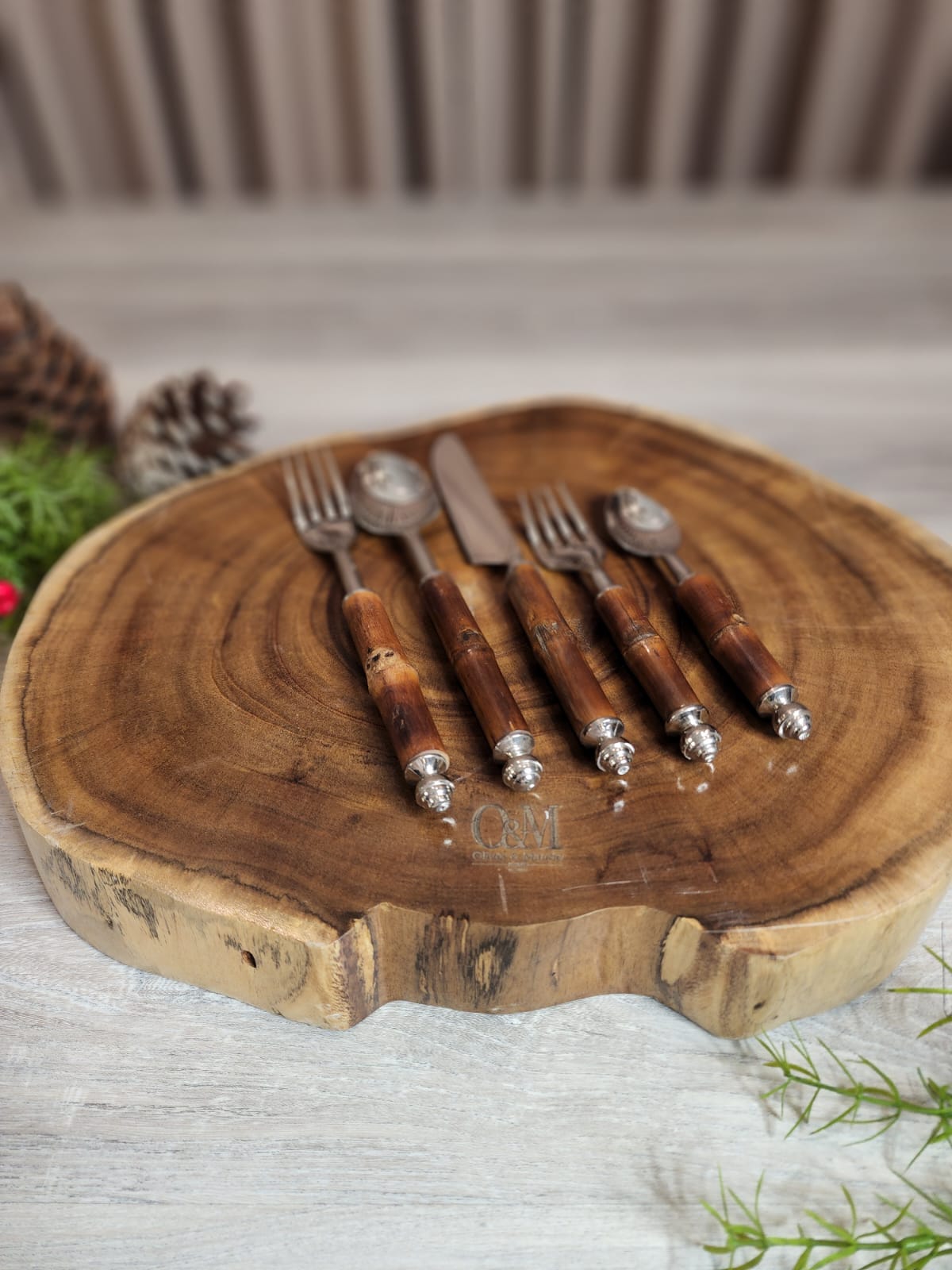 LA MADERA DE BAMBÚ Flatware Set