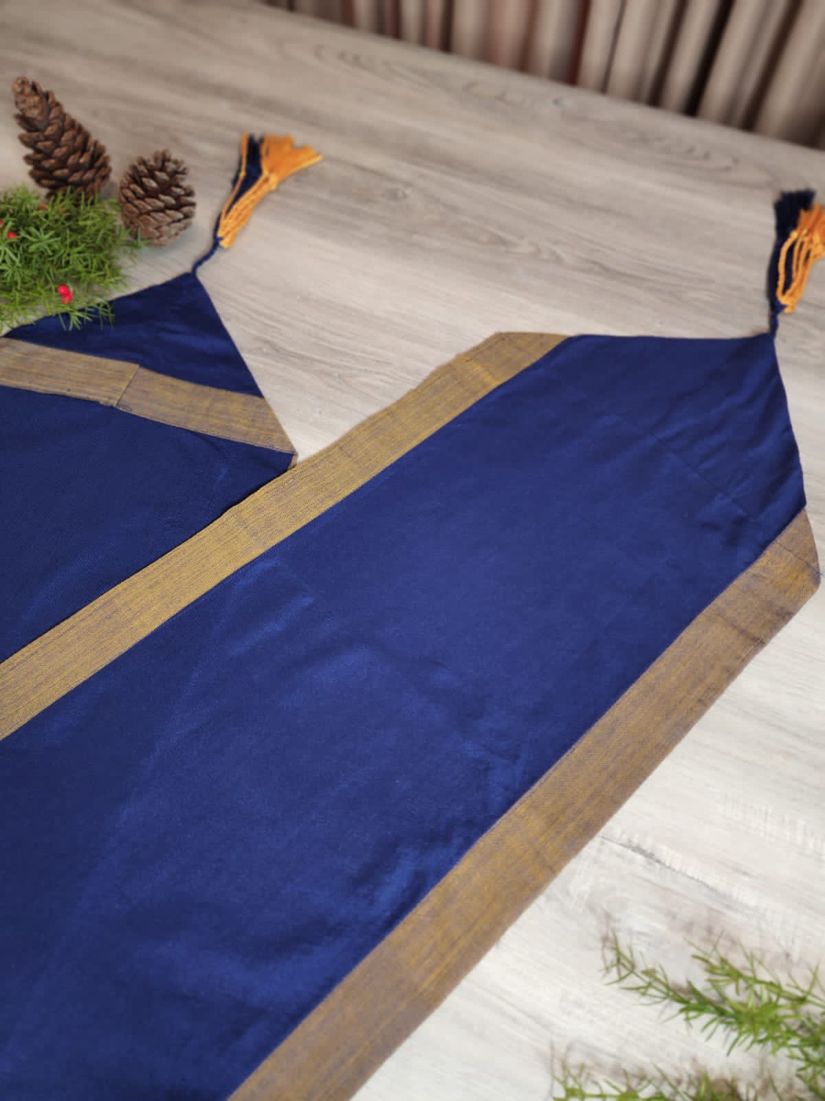 WEAVED TABLE RUNNERS