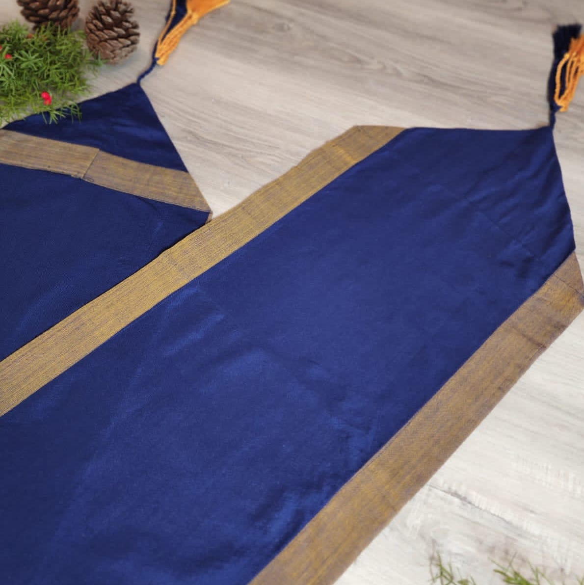 WEAVED TABLE RUNNERS